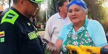 Valiente vendedora ambulante enfrenta a encapuchados y apaga barricadas en el barrio Verbenal, Bogotá
