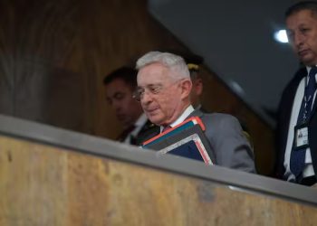 Ofrecimientos millonarios para testificar contra Uribe, según exintegrante de la Policía