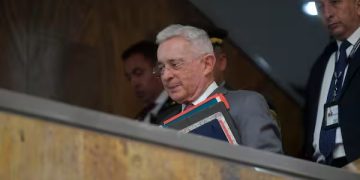 Ofrecimientos millonarios para testificar contra Uribe, según exintegrante de la Policía