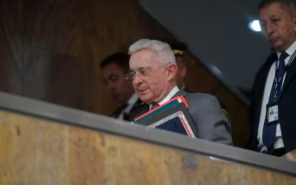 Ofrecimientos millonarios para testificar contra Uribe, según exintegrante de la Policía