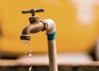 Triple A interrumpe servicio de agua en algunos sectores de Barranquilla por fuga en línea de conducción