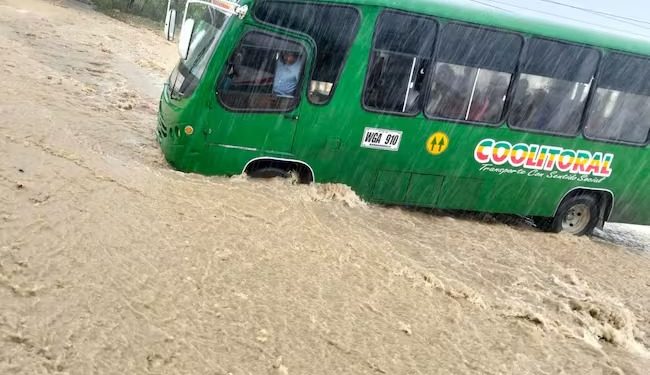 Barranquilla bajo el agua: lluvias torrenciales desatan el caos, pero la ciudad resiste