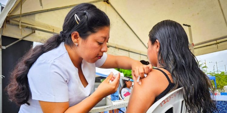 Ecuador exigirá certificado de vacunación contra fiebre amarilla a viajeros de Colombia, Perú, Bolivia y Brasil