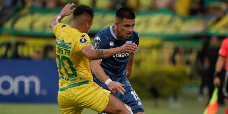 Bucaramanga se derrumba ante Racing y complica su futuro en la Libertadores