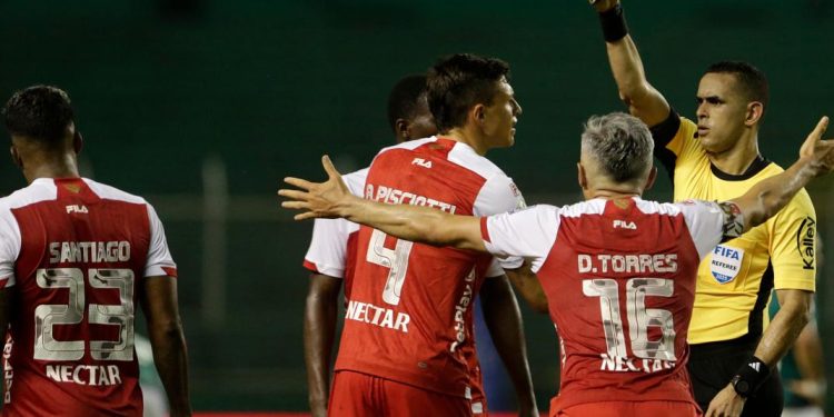 Video | Santa Fe gana, pero pierde a dos jugadores por una pelea interna