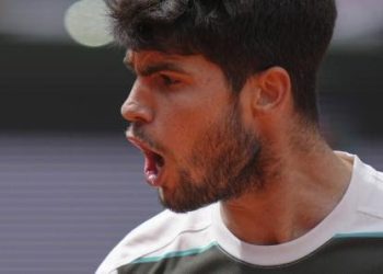 Alcaraz arranca con victoria en Roland Garros