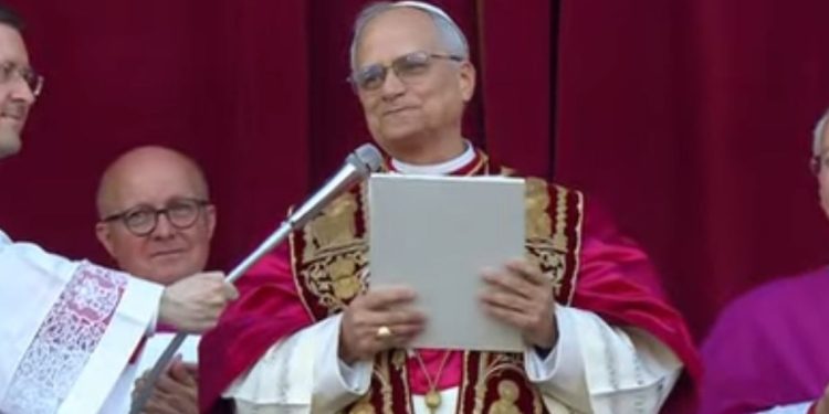 León XIV agradece a Francisco y afirma: “Dios nos ama a todos incondicionalmente”