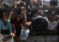 Desesperación en Gaza: civiles hambrientos saquean 77 camiones con harina en Jan Yunis