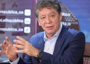 Bruce Mac Master rechaza afirmaciones del presidente Petro y denuncia crisis en el sistema de salud