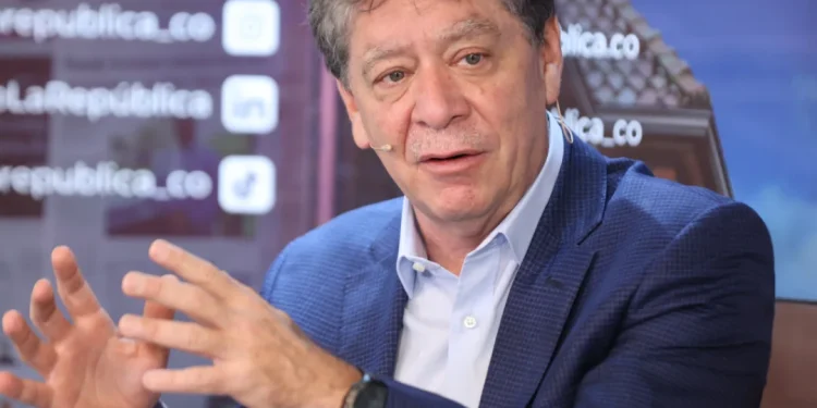 Bruce Mac Master rechaza afirmaciones del presidente Petro y denuncia crisis en el sistema de salud