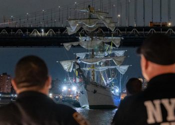 Dos tripulantes murieron tras colisión de buque contra puente de Brooklyn
