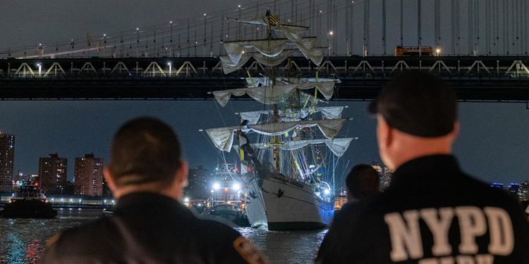 Dos tripulantes murieron tras colisión de buque contra puente de Brooklyn