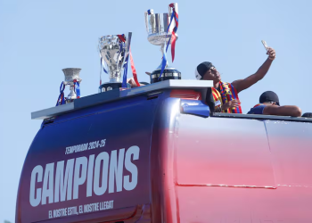 Barcelona celebra el triplete nacional con una rúa multitudinaria