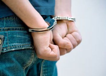 Madre es arrestada en Rusia por intentar pagar para asesinar a su hija de 12 años