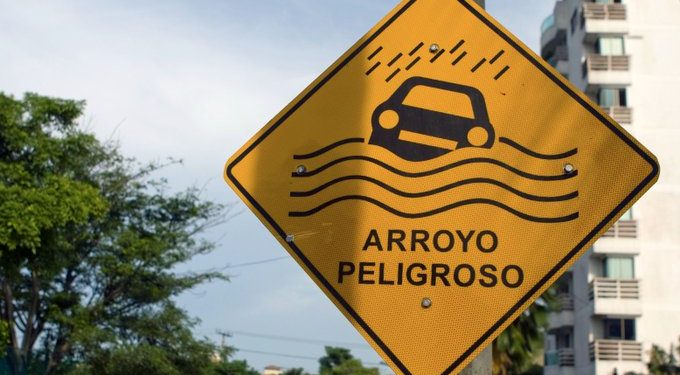 Lluvias en Barranquilla provocan emergencias por desbordamiento de arroyos y afectan la movilidad