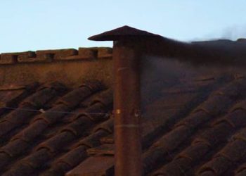 Humo negro en la primera fumata del vaticano