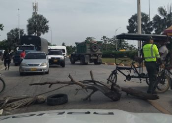 Habitantes del barrio La Bendición de Dios bloquean vía por falta de energía eléctrica