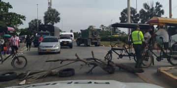 Habitantes del barrio La Bendición de Dios bloquean vía por falta de energía eléctrica