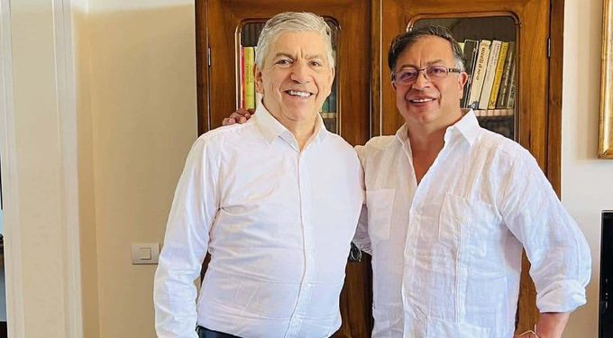 Petro denuncia a César Gaviria por supuesta amenaza de golpe de Estado