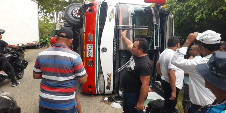 Grave accidente de tránsito en vía de ingreso a Luruaco deja varios heridos