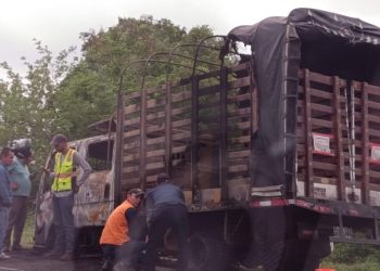 Criminales incineran un vehículo tras asalto en la vía Oriental entre Palmar de Varela y Sabanalarga