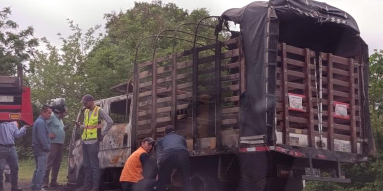 Criminales incineran un vehículo tras asalto en la vía Oriental entre Palmar de Varela y Sabanalarga