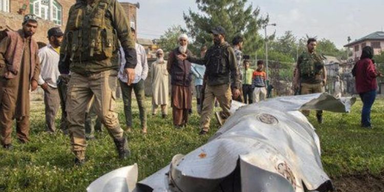 Pakistán eleva a 31 los civiles muertos por ataques de India en la región de Cachemira