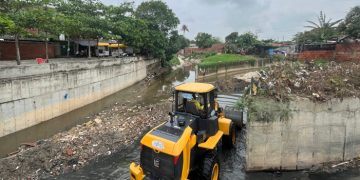 Continúa limpieza de arroyos frente a temporada de lluvias