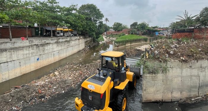 Continúa limpieza de arroyos frente a temporada de lluvias
