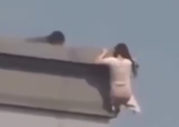 Héroe en el piso 20: policía salva a mujer al sujetarla del cabello cuando caía desde un edificio en Seúl