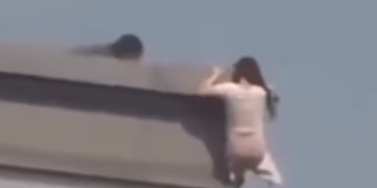 Héroe en el piso 20: policía salva a mujer al sujetarla del cabello cuando caía desde un edificio en Seúl