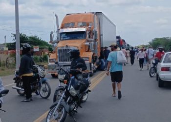 Paro de maestros en La Guajira genera bloqueos en principales vías de Riohacha