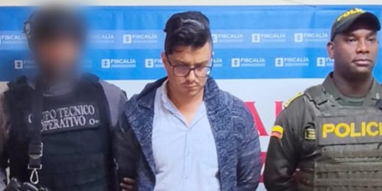 Detención domiciliaria para hombre que agredió con insultos racistas a agente de tránsito en Cali