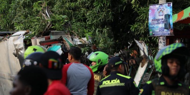 Bus de transporte especial se volcó en la Loma de La Manga: al menos 20 heridos en el suroccidente de Barranquilla