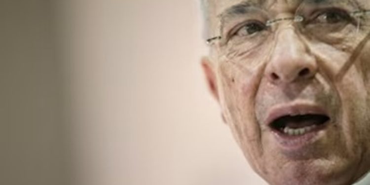 Álvaro Uribe lanza fuertes críticas al presidente Petro por consulta popular y situación del país