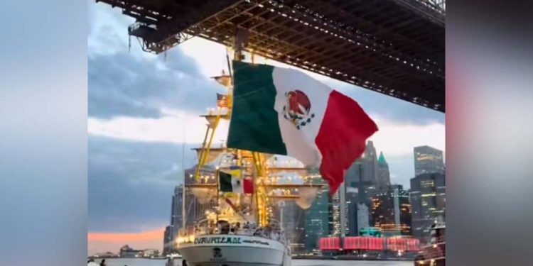 Buque mexicano chocó contra puente de Brooklyn: dos heridos de gravedad