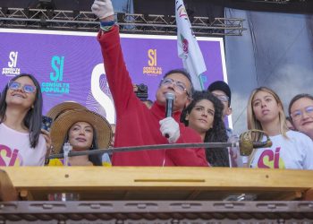 Petro arremete: “El que vote no por la consulta popular es un hp esclavista”