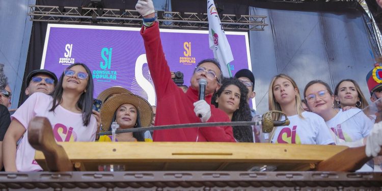 Petro arremete: “El que vote no por la consulta popular es un hp esclavista”