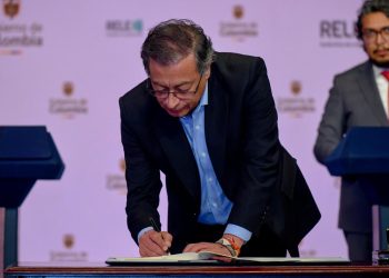 Presidente Gustavo Petro designa al ministro Armando Benedetti con funciones presidenciales