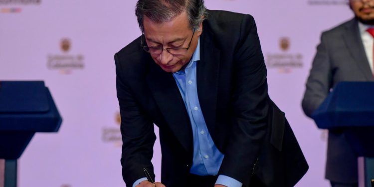 Presidente Gustavo Petro designa al ministro Armando Benedetti con funciones presidenciales