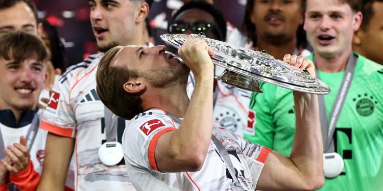 Kane celebra su primer título con gol