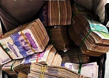 Devuelve bolso con $236 millones y recibe solo $30 mil y una silla plástica de recompensa