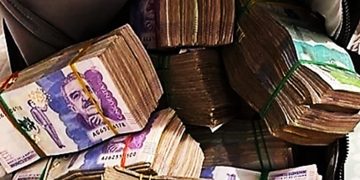 Devuelve bolso con $236 millones y recibe solo $30 mil y una silla plástica de recompensa