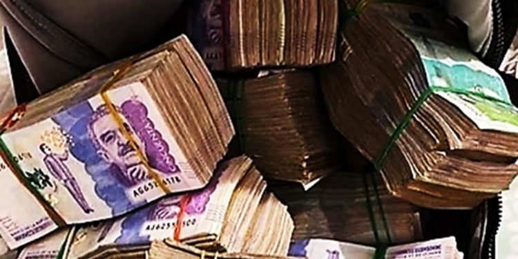 Devuelve bolso con $236 millones y recibe solo $30 mil y una silla plástica de recompensa