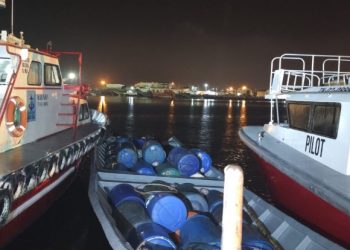 Cae red de tráfico de combustible en Esmeraldas: cinco detenidos y una lancha incautada