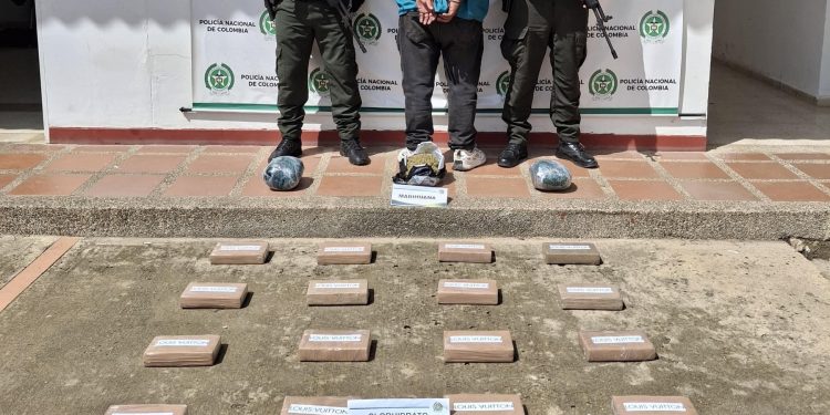 Viajaba en un bus de servicio público con clorhidrato de cocaína y marihuana en su maleta