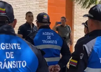 Taxista arrolla a funcionario de tránsito en Soledad al intentar evadir control; debe $11 millones en multas