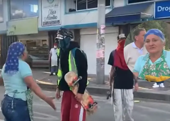 Valiente mujer desafía a encapuchados durante disturbios en el norte de Bogotá