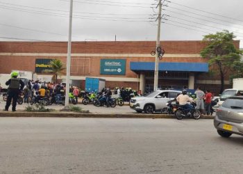 Intento de robo a carro de valores desata pánico en el Éxito Metropolitano de Barranquilla