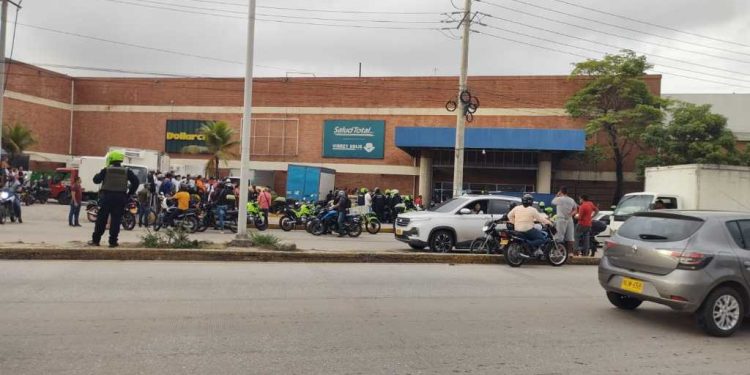 Intento de robo a carro de valores desata pánico en el Éxito Metropolitano de Barranquilla
